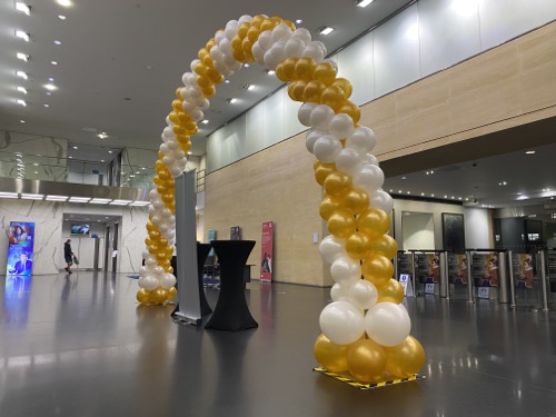 Indoor balloon arch